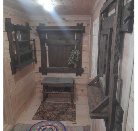 Тут изображение Деревянная скамейка с полками для обуви