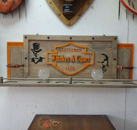 Тут изображение Бар Джентельмены из дерева