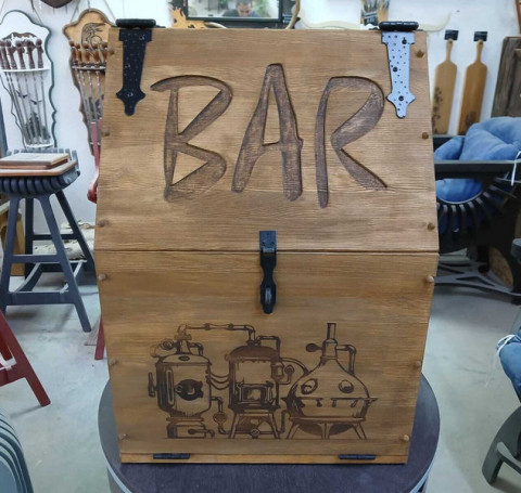 Тут изображение Бар Самогонщики из дерева