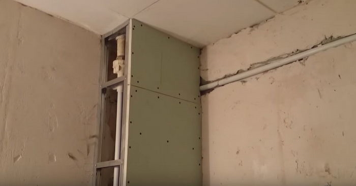 Тут изображение Как спрятать канализационную трубу в доме или квартире